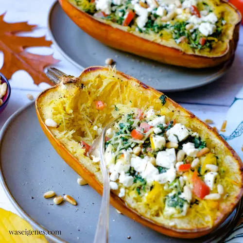Spaghettikürbis mit Blattspinat und Feta aus dem Ofen