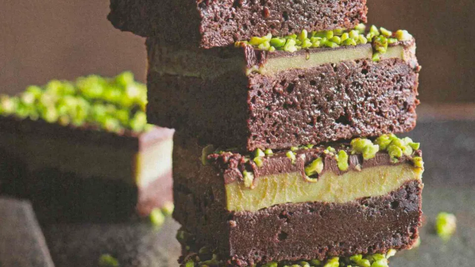 Triple-Decker-Brownies mit Pistazien
