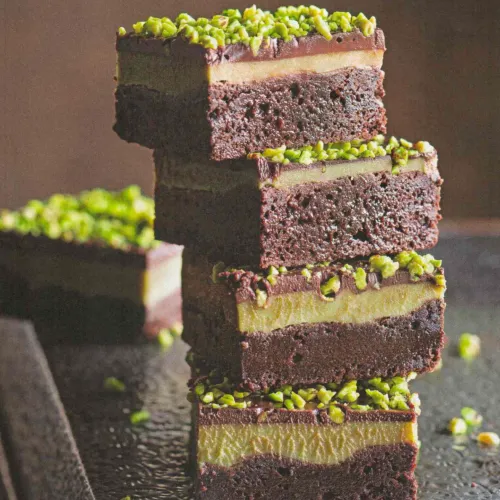 Triple-Decker-Brownies mit Pistazien