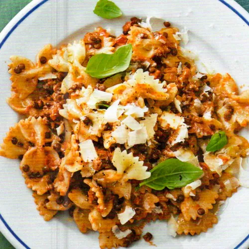 Sahniger Linsensugo mit Tomaten