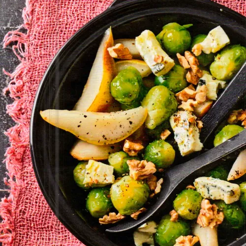 Rosenkohlsalat mit Birne und Käse