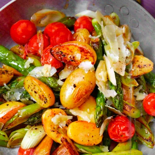 Kartoffelpfanne mit grünem Spargel und Tomaten