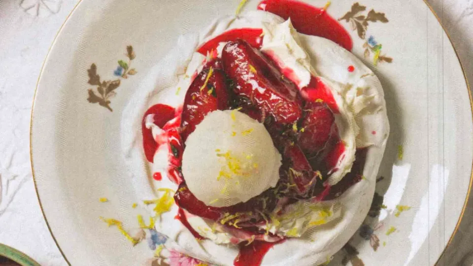 Mini-Pavlovas mit Portwein-Zwetschken