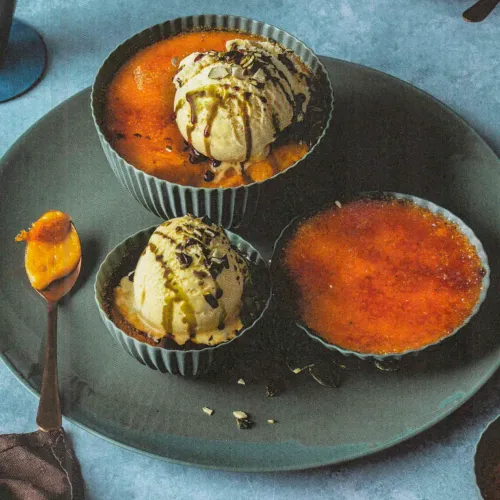 Kürbis-Crème-Brûlée mit Vanilleeis und Kernöl