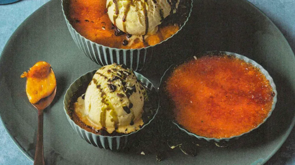 Kürbis-Crème-Brûlée mit Vanilleeis und Kernöl