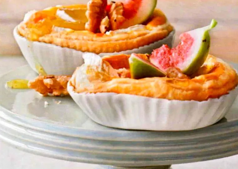 Camembert-Quiches mit Feigensenf