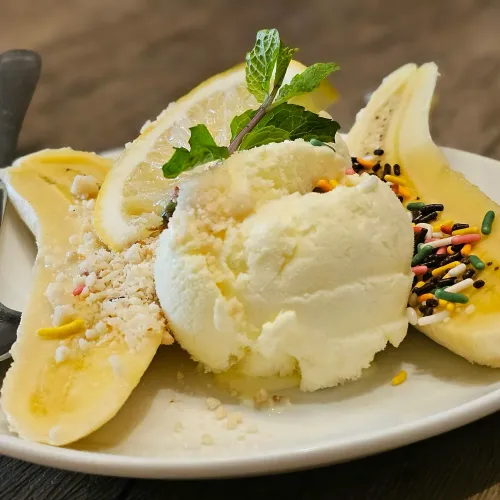 Bananas Foster mit Kokoseis