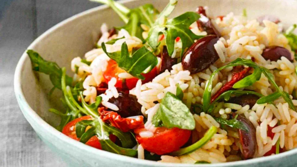 Mediterraner Salat mit Reis und Oliven