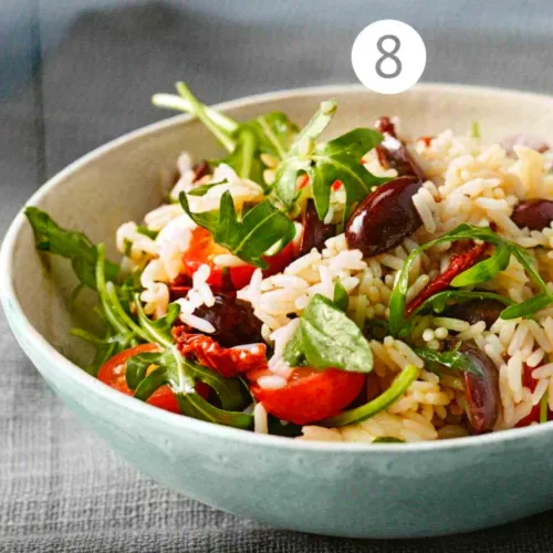 Mediterraner Salat mit Reis und Oliven