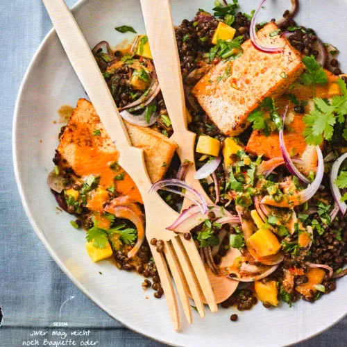 Mango-Linsensalat mit mariniertem Tofu