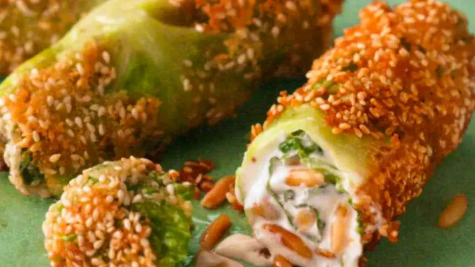 Sesam-Wirsing-Päckchen mit Ziegenkäse