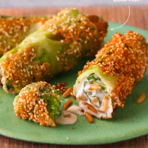 Sesam-Wirsing-Päckchen mit Ziegenkäse