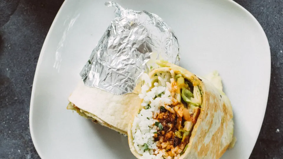 Burritos mit Limettenreis und Tempeh