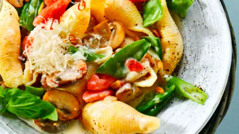 Frühlingspasta mit Pilzen und Zuckerschoten