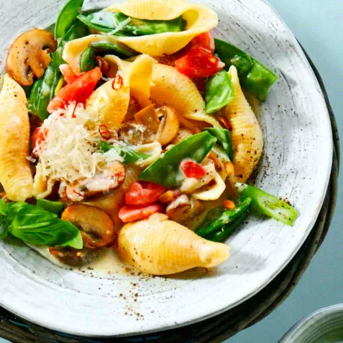 Frühlingspasta mit Pilzen und Zuckerschoten