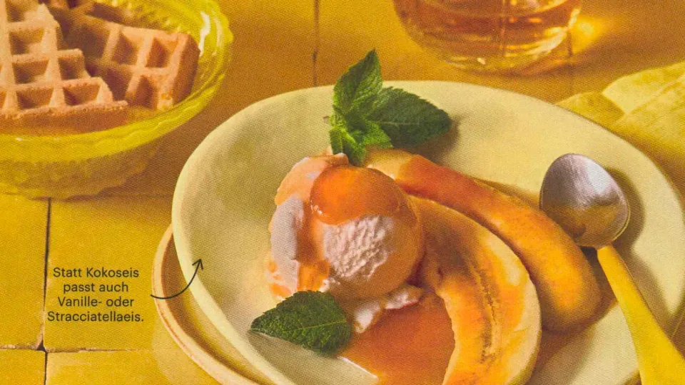 Bananas Foster mit Kokoseis