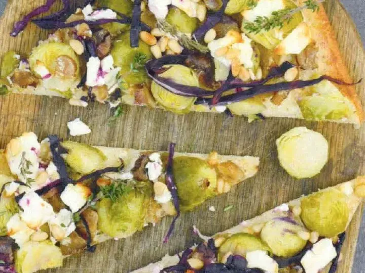 Pizza mit Rosenkohl und Maronen