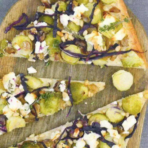 Pizza mit Rosenkohl und Maronen