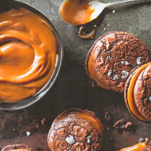 Salzige Brownie-Cookies mit Karamellcreme