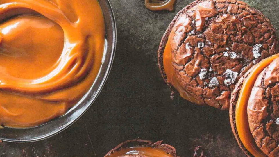 Salzige Brownie-Cookies mit Karamellcreme