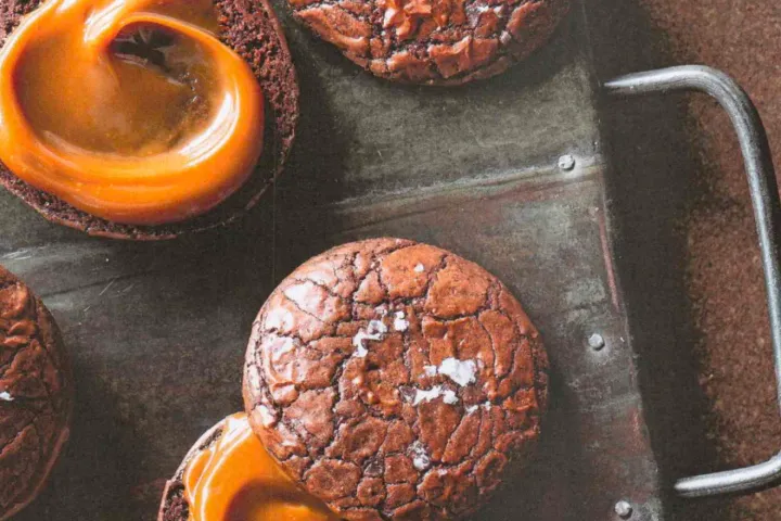 Salzige Brownie-Cookies mit Karamellcreme – Bild 2